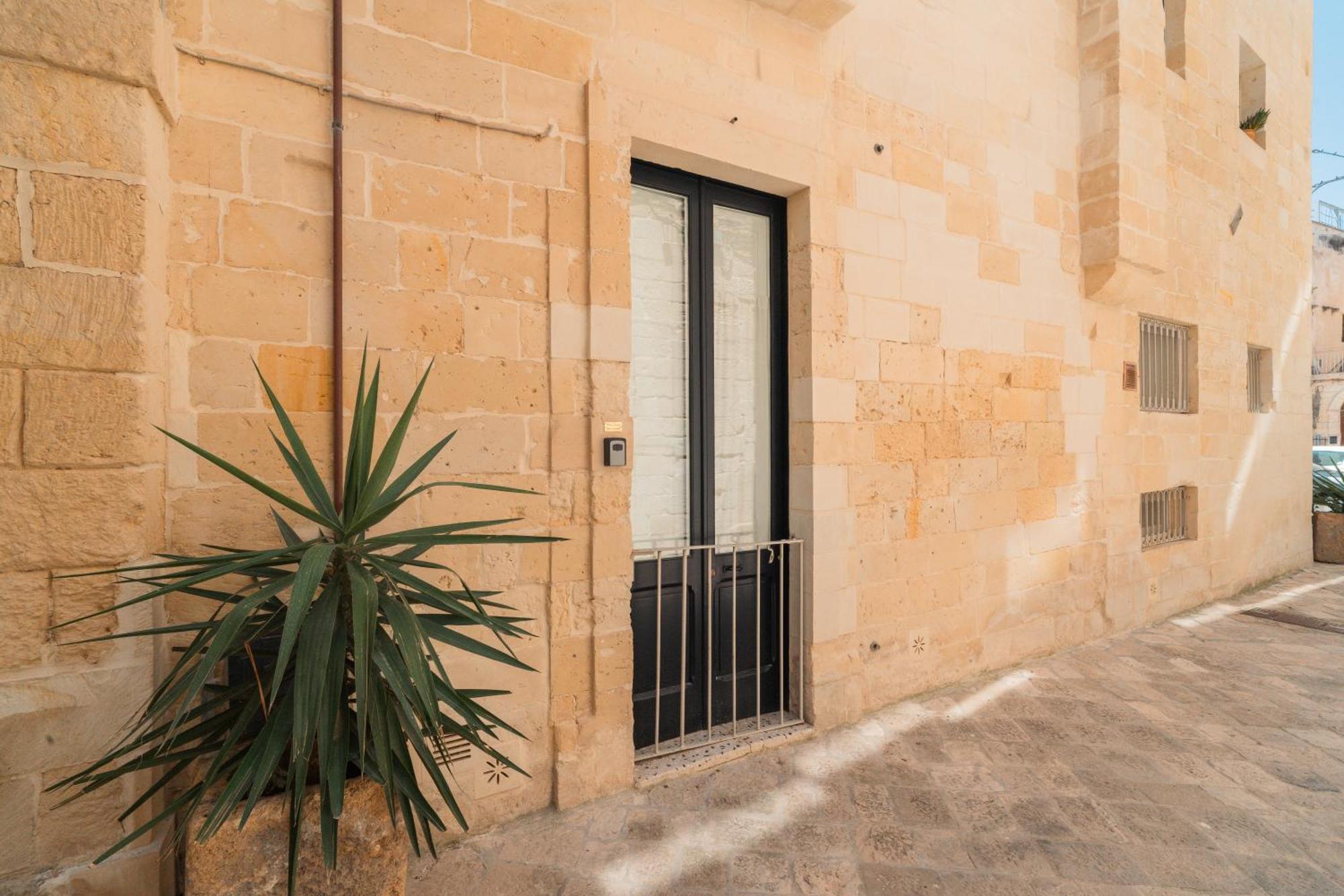 Donna Cristina Historic Apartment Лече Екстериор снимка